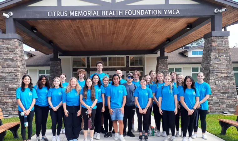 23 Teens in blue YOuth Leasership t-shirts in front of Citrus Memorial Health Foundation YMCA